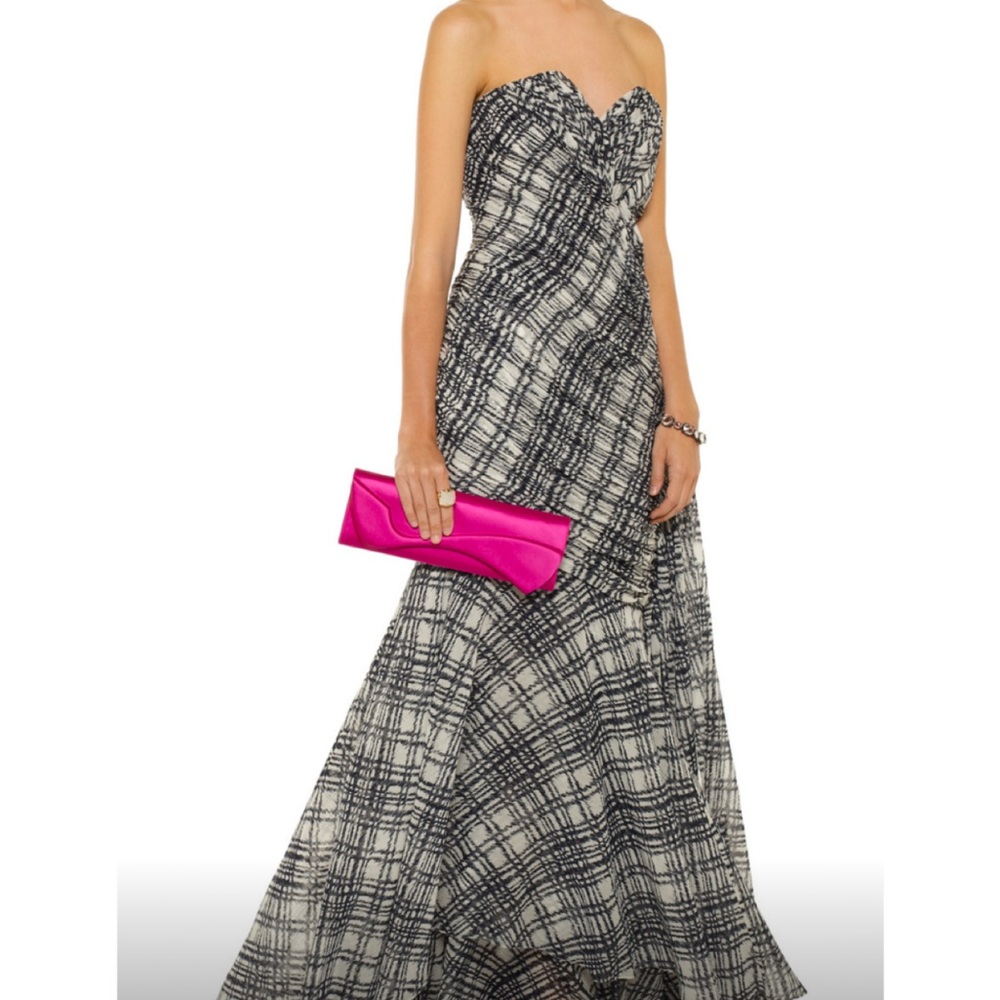 Oscar de la Renta Elegant Black and White Gown . … does not include clutch